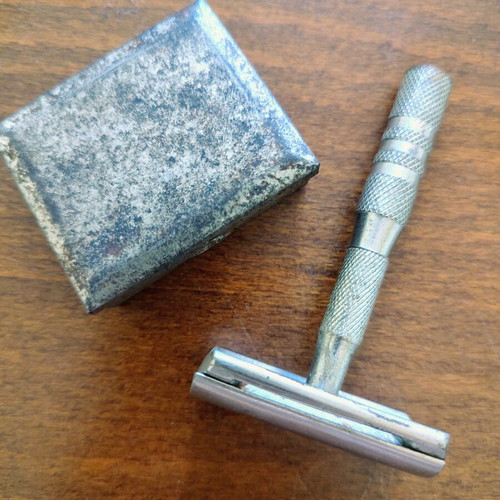 Vintage shaving razor used with detachable handle and original case