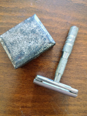 Vintage shaving razor used with detachable handle and original case