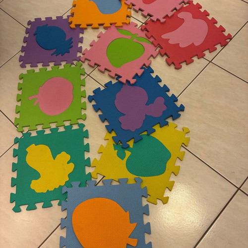 Children's Play Mat 10 detachable pieces 33x33 with fruits like new