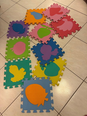 Children's Play Mat 10 detachable pieces 33x33 with fruits like new
