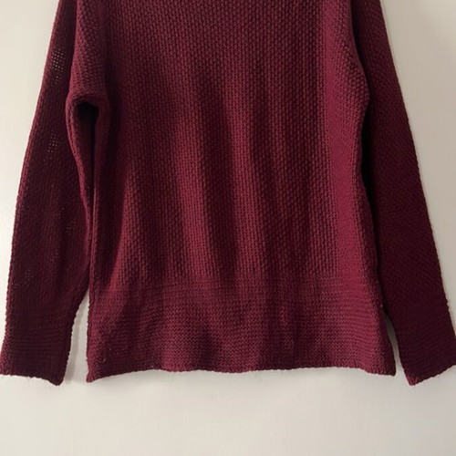No M blouse like new, very soft, burgundy