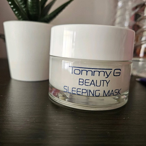 Tommy G sleeping mask like new with vitamin capsules