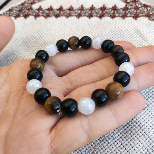 Elastic bracelet with semi-precious stones made to order