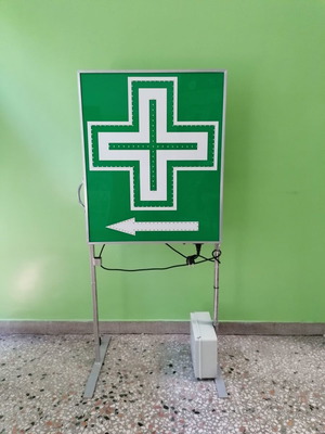Σταυρός φαρμακείου μεταχειρισμένος με LED και μεταλλική βάση