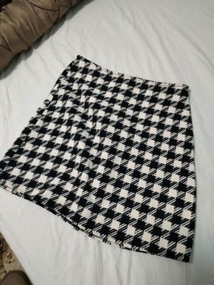 Γυναικεία χειμερινή φούστα σαν καινούργια, μαύρο και άσπρο, μέγεθος M