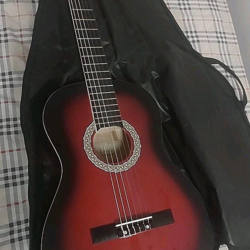 Guitar like new in excellent condition