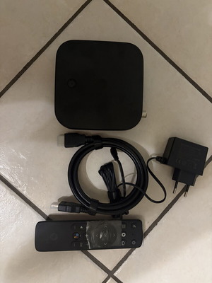 Cosmote Android TV σαν καινούργιο με κοντρόλ, φορτιστή και καλώδιο HDMI