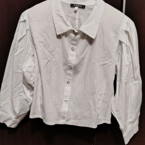 Benissimo crop shirt with balloon sleeve, pleats and pads like new