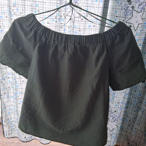 H&M blouse pistachio like new with ruffles on sleeves