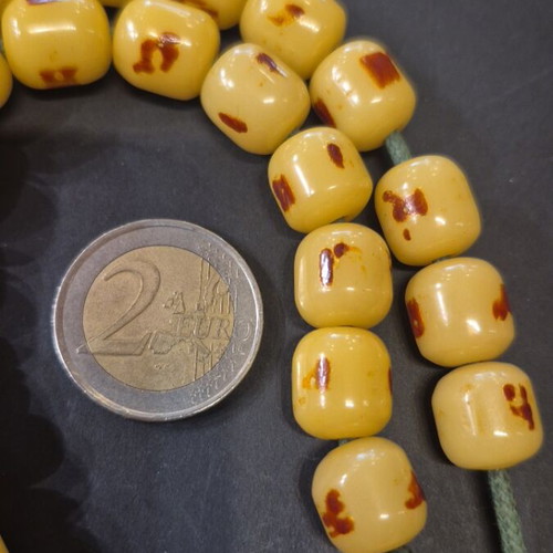 Komboloi made of mastic used, 33 beads 12×13mm