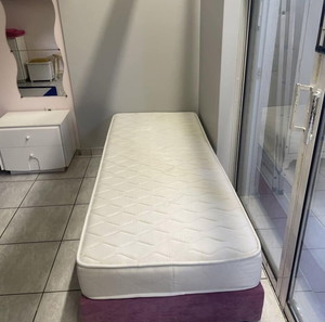 2 μονά κρεβάτια, το ένα με στρώμα 100€,  το άλλο χωρίς στρώμα 50 €