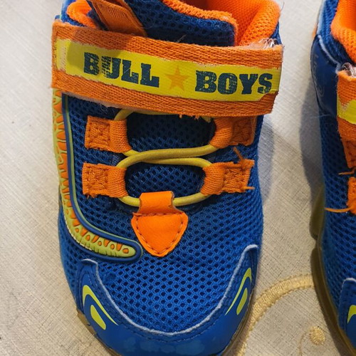 Bull Boys children's athletic shoes size 26 used, blue with lights