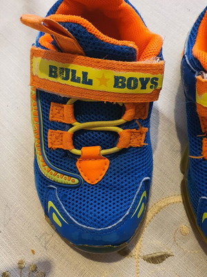 Bull Boys children's athletic shoes size 26 used, blue with lights
