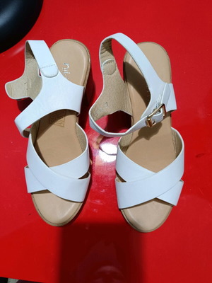 Λευκά πέδιλα με χοντρό τακούνι σε καφέ απόχρωση σαν καινούργια