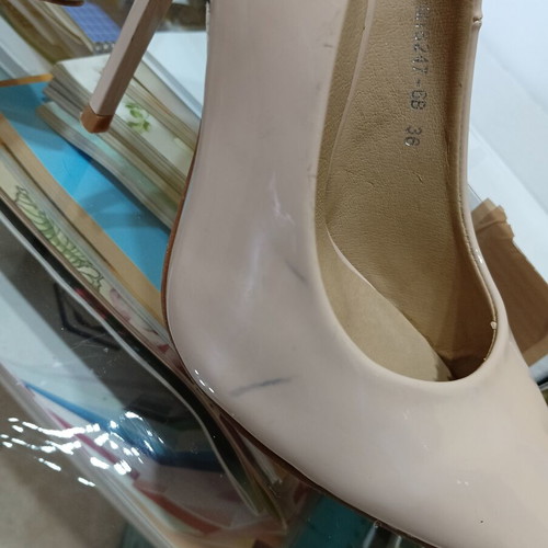 Botinelli cream patent leather pumps size 36 like new