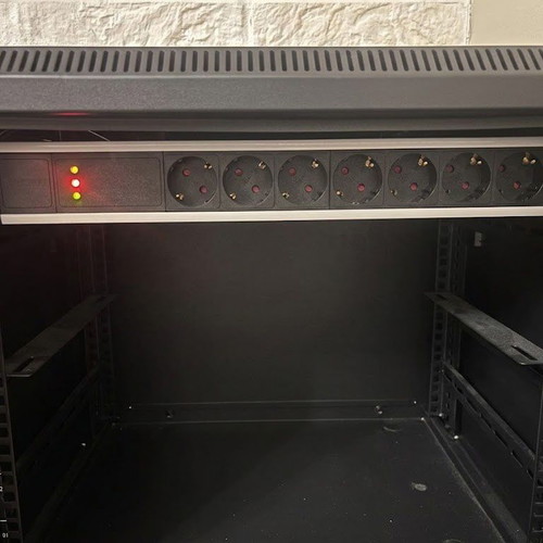 19" Rack 9U and equipment like new with managed and unmanaged switch