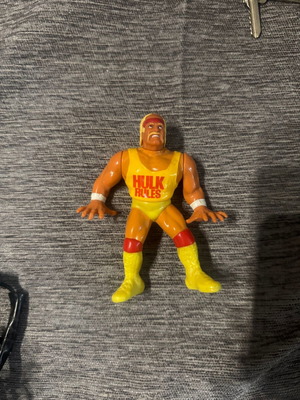 Фигурки WWF Hasbro Akeem & Hulk Hogan употребявани, Hulk Hogan работеща, Akeem неработеща