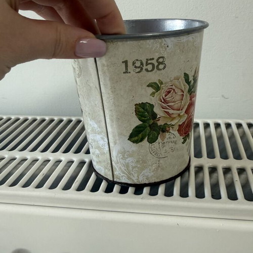 Vintage Victorian bucket pot vase decor, like new