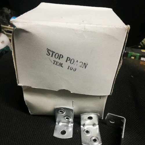 Metal corners new, pack of 4 boxes with 100 pieces each