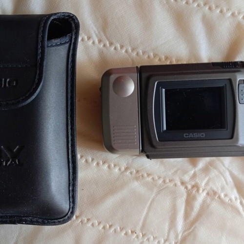 Casio QV-100 Vintage Digital Camera like new with original case