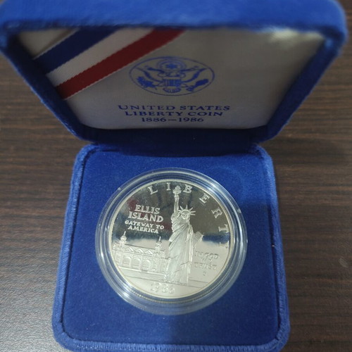 United States Liberty Ellis Island Silver Dollar 1986 like new