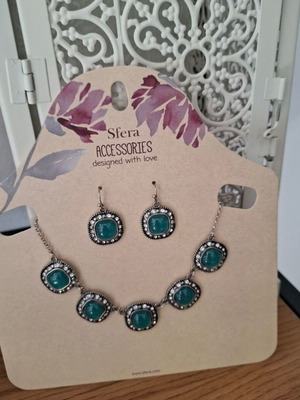 Jewelry set new with green and silver colors