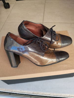 Hispanitas heels like new, leather patent in lead and dark brown