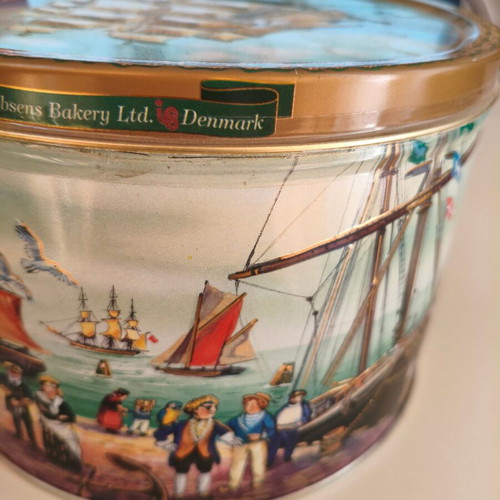 Vintage Jacobsen Bakery LTD Denmark tin box 19cm diameter 13cm height like new