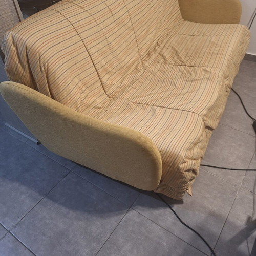 Italian three-seater sofa like new with excellent quality and design