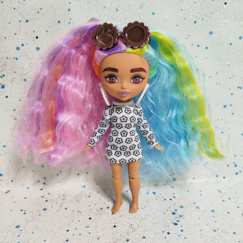 Barbie Extra Mini like new with cracked sunnies