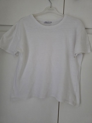 Zara white t-shirt new, small to medium size, round neck