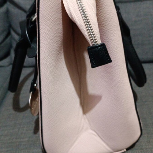 Medium size pink-black handbag like new