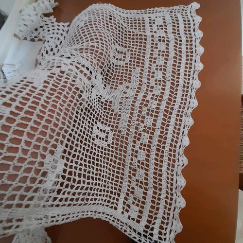 Crochet table runner like new, vintage heirloom
