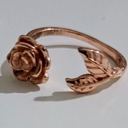 Rose-shaped ring gold rosegold color like new