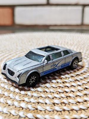 Matchbox Limousine VIP Shuttle 2001 diecast model