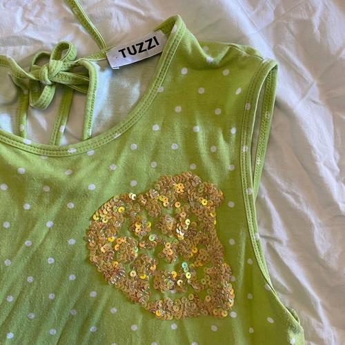 Green sleeveless top used with sequins, comfortable