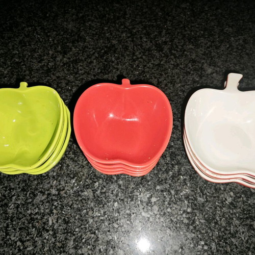 Apple-shaped bowls set of 10 like new, red and green