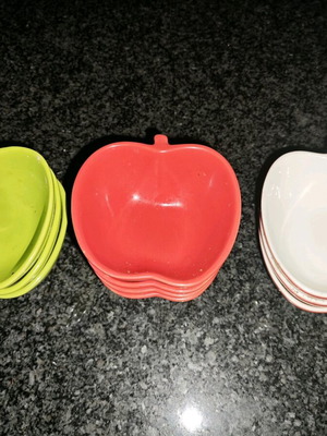 Apple-shaped bowls set of 10 like new, red and green