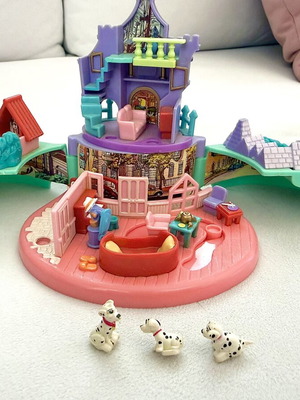 Polly Pocket Dalmatian playset like new with 3 mom figures and 2 puppies