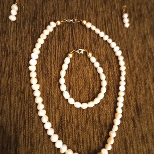 Jewelry set with faux pearls like new, necklace, bracelet and earrings