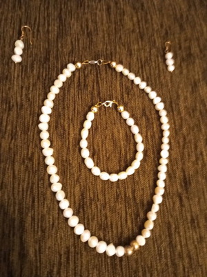 Jewelry set with faux pearls like new, necklace, bracelet and earrings