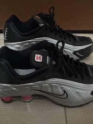 Nike Shox R4 спортни обувки като нови, номер 42.5, черно и сребристо
