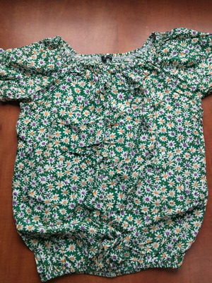 Blouse with daisies used, size M, multicolored