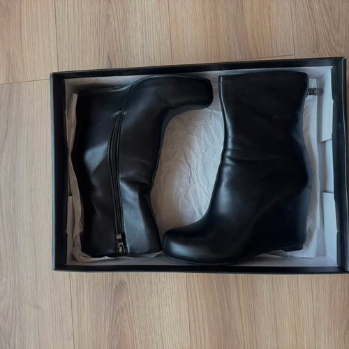 Gianni leather boots size 39, black
