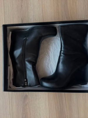 Gianni leather boots size 39, black