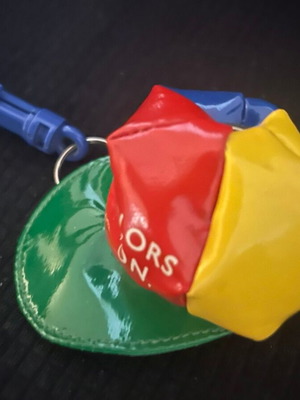 Πορτοφολάκι μπρελόκ σε σχήμα καπέλλου 90s Benetton σαν καινούργιο, πολύχρωμο
