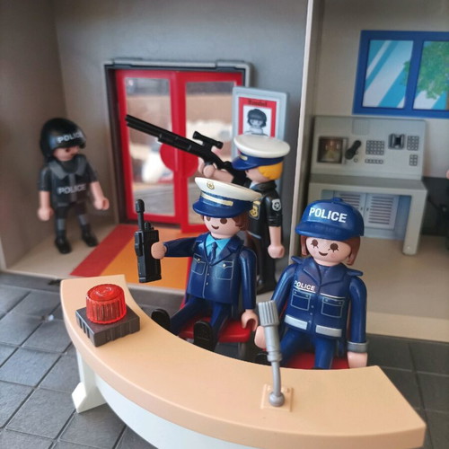 Playmobil police station in very good condition with 13 figures