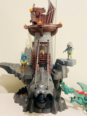 Playmobile castle used with dragon and figures