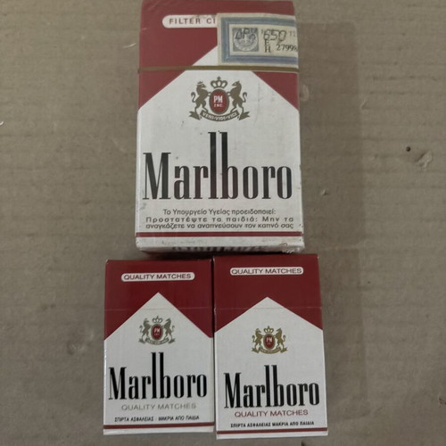 Τσιγάρα Marlboro και δύο κουτιά σπίρτα, 3 τεμάχια