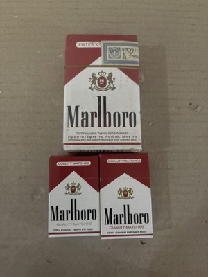 Τσιγάρα Marlboro και δύο κουτιά σπίρτα, 3 τεμάχια